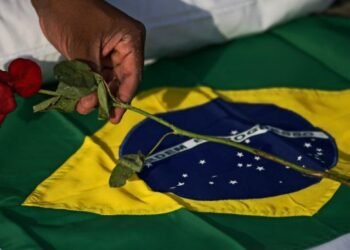 Por qué el COVID-19 mata cada vez a más personas jóvenes en Brasil