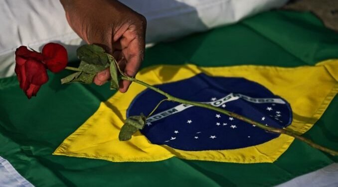 Por qué el COVID-19 mata cada vez a más personas jóvenes en Brasil