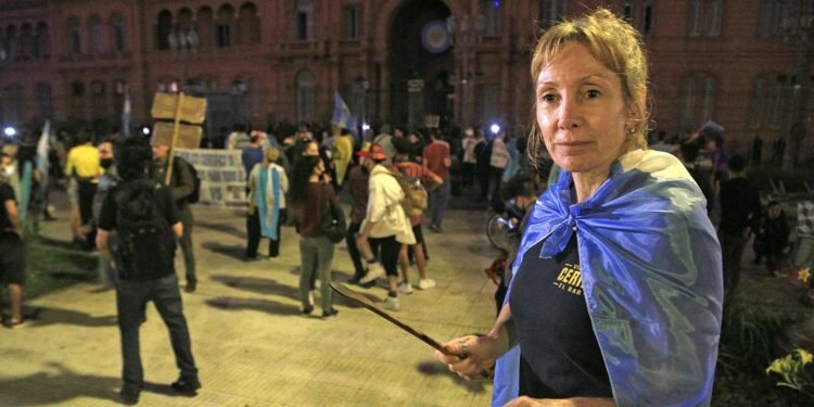 Padres, docentes y comerciantes protestaron en las calles contra las restricciones del Gobierno por cuarto día consecutivo