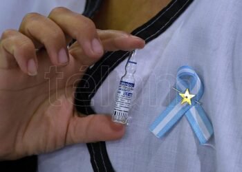 Una sola dosis de la Sputnik V alcanzaría para inmunizar a quienes ya tuvieron la enfermedad