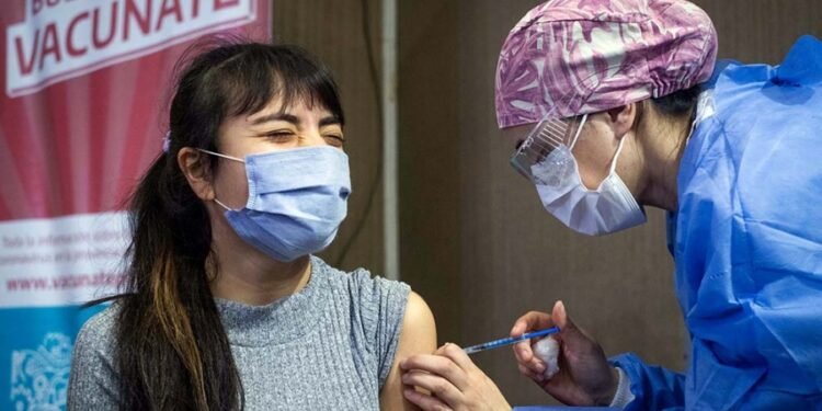 Los egresados podrán irse de viaje solo con las dos dosis de la vacuna