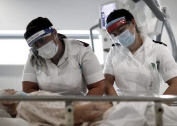 Reino Unido confirmó la primera muerte por la variante Ómicron