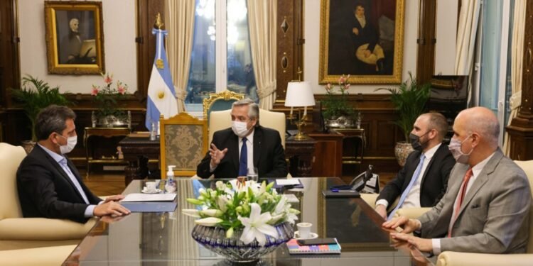 Tras el rechazo del Presupuesto en Diputados, el Presidente se reúne con Guzmán y Massa