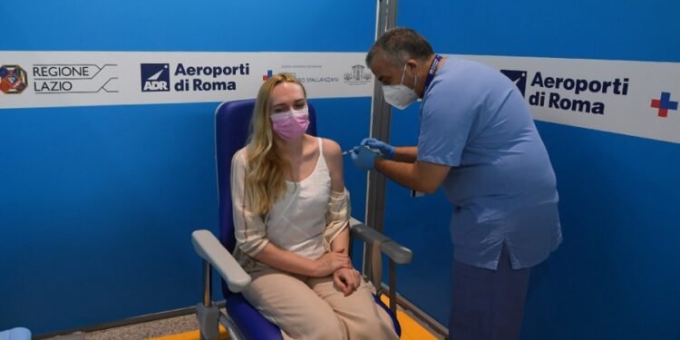 La campaña de vacunación italiana cumple un año con casi 110 millones de dosis aplicadas