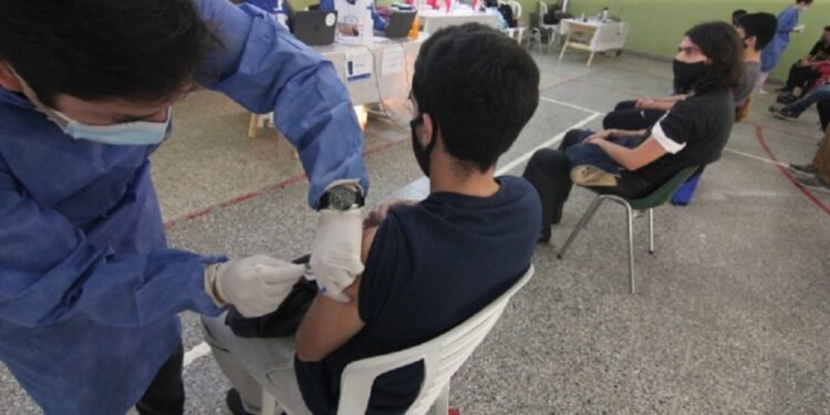 Fernández lanza la campaña de vacunación para la presencialidad plena en escuelas