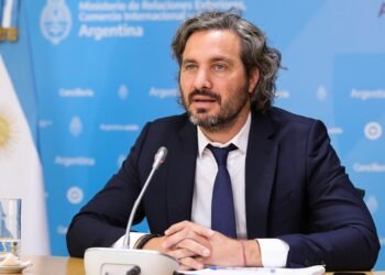 El canciller Cafiero, en permanente contacto con la embajadora en Ucrania