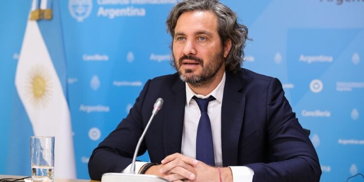 El canciller Cafiero, en permanente contacto con la embajadora en Ucrania