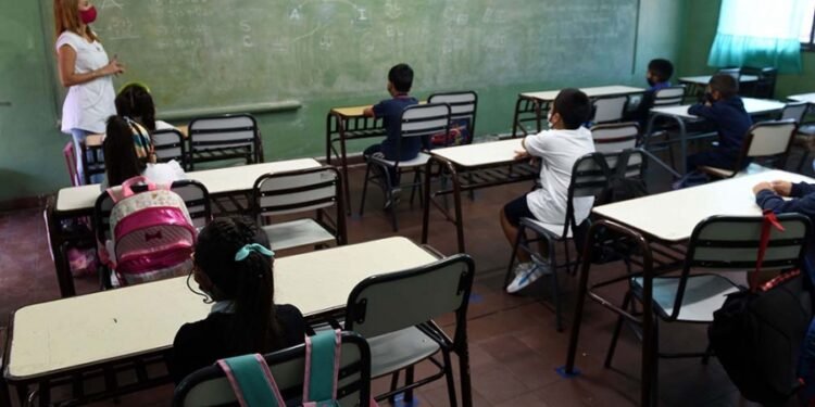 El Gobierno porteño acordó con docentes un aumento salarial de 40% y revisión en septiembre