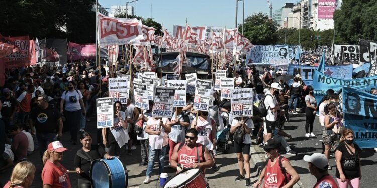 Manifestantes de organizaciones de izquierda marchan hacia Trabajo en el centro porteño