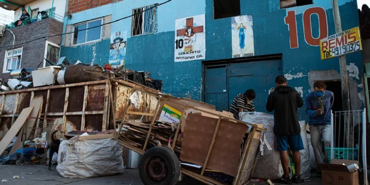 Tener trabajo no alcanza: 1 de cada 3 empleados privados en blanco es pobre
