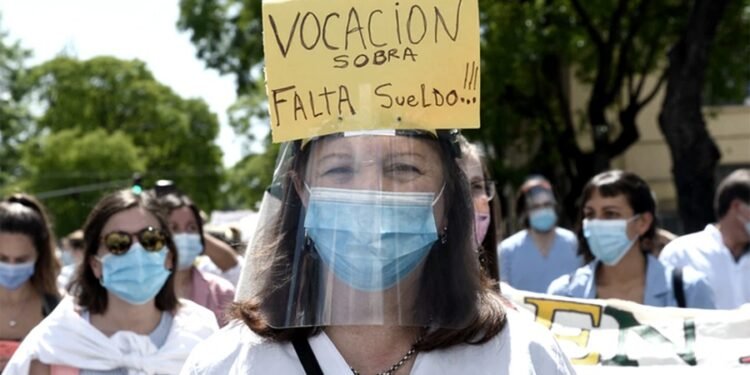 Enfermeros porteños paran en reclamo de 140 mil pesos de salario básico