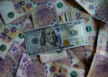 ¿Dólar tarjeta o efectivo?: Por qué se encarecieron los viajes al exterior en Semana Santa y cómo conviene pagar