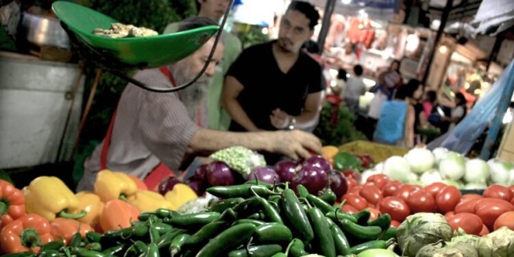 Una familia porteña necesitó en abril $95.268 para no ser pobre y $147.136 para ser de clase media