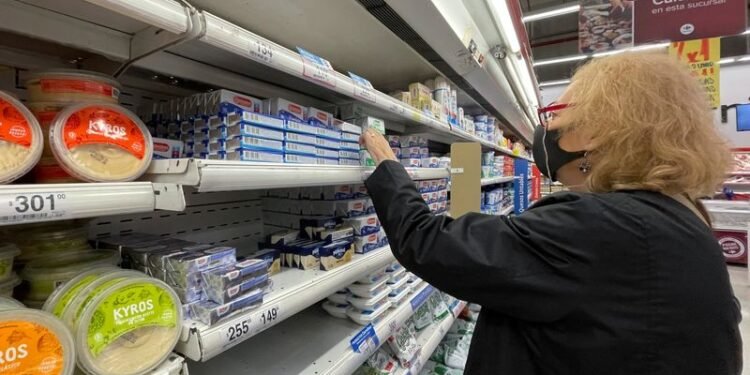 Inflación sin freno: la canasta alimentaria de abril superó los $45.000 y se ubicó por encima de la suba fijada para el salario mínimo