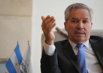 Alineado con el kirchnerismo, Felipe Solá criticó a Guzmán: “El ministerio de Economía parece una isla, se analiza todo pero no pasa nada”