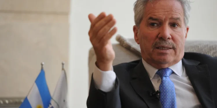 Alineado con el kirchnerismo, Felipe Solá criticó a Guzmán: “El ministerio de Economía parece una isla, se analiza todo pero no pasa nada”