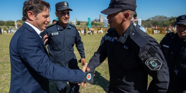 Axel Kicillof anunció un aumento salarial para la Policía Bonaerense: llegará al 60% acumulado en un año