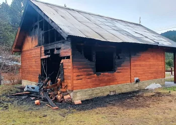 Polémica provocación en el sur: izaron la bandera mapuche en varias sedes universitarias