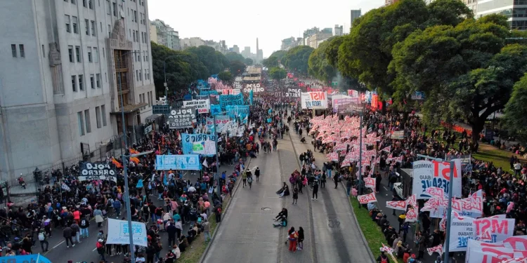 El Gobierno ya gastó más de la mitad de lo presupuestado para todo el año en asignaciones familiares y programas sociales