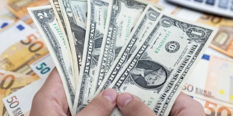 El euro volvió a caer por debajo del dólar y toca su mínimo histórico ante los temores de una crisis energética en Europa