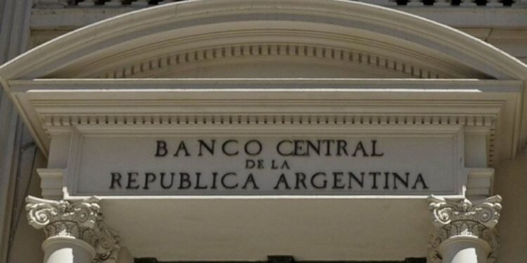 Economía le reintegra $ 10.000 millones al BCRA para reducir la deuda