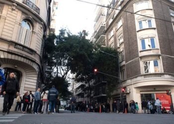 Militantes permanecen frente a la casa de la vicepresidenta Cristina Fernández