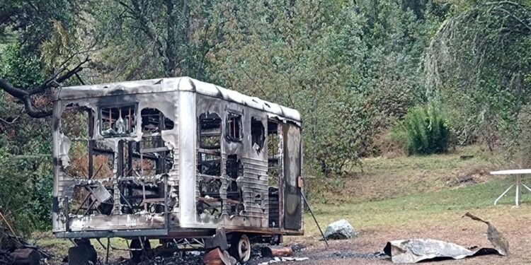 Mapuches incendiaron un puesto móvil de Gendarmería Nacional en Villa Mascardi