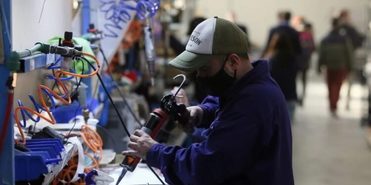 Los empresarios pymes le pidieron al Gobierno un blanqueo para pagar importaciones con dólares no declarados