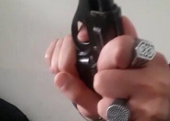 El video que muestra que el atacante de Cristina Kirchner sabía manipular el arma