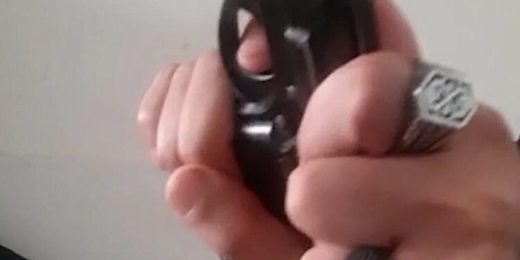 El video que muestra que el atacante de Cristina Kirchner sabía manipular el arma