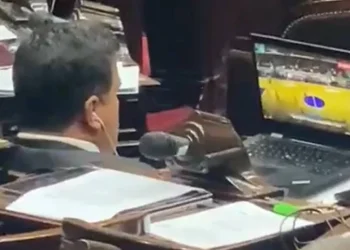 Filmaron a un diputado del Frente de Todos viendo un partido de básquet en medio de la sesión por el Presupuesto 2023