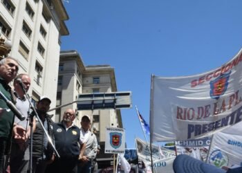 Los trabajadores portuarios paran 24 horas y marchan al Ministerio de Transporte