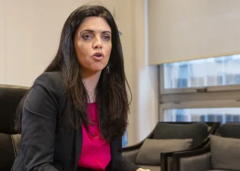 Denunciaron a la titular del PAMI Luana Volnovich por la compra de cotillón para el Mundial