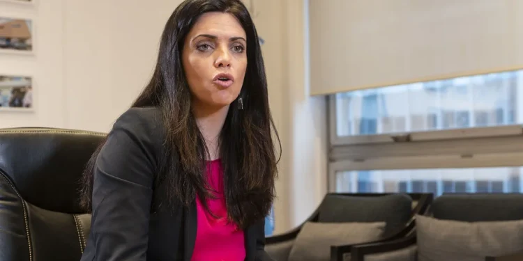 Denunciaron a la titular del PAMI Luana Volnovich por la compra de cotillón para el Mundial