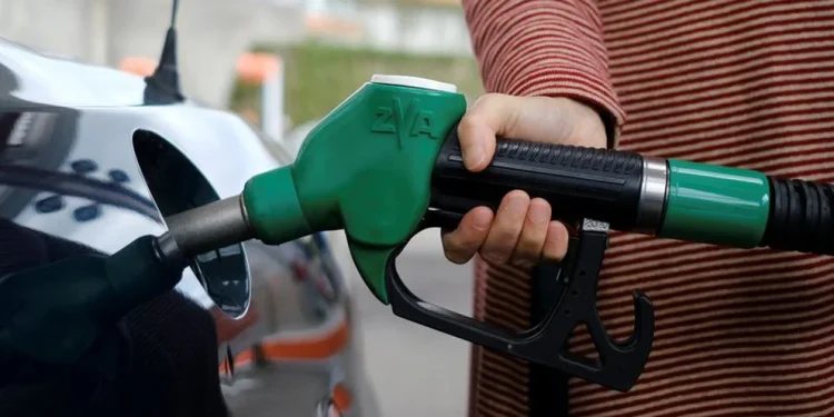 Petroleras acordaron en el Ministerio de Economía un tope a las subas de la nafta para los próximos meses