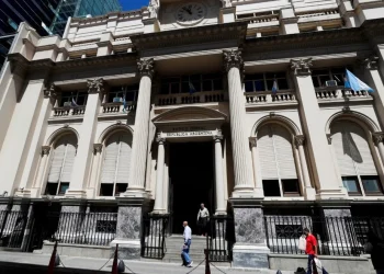 El año empieza con el dólar atrasado y hasta agosto el problema será la deuda en pesos