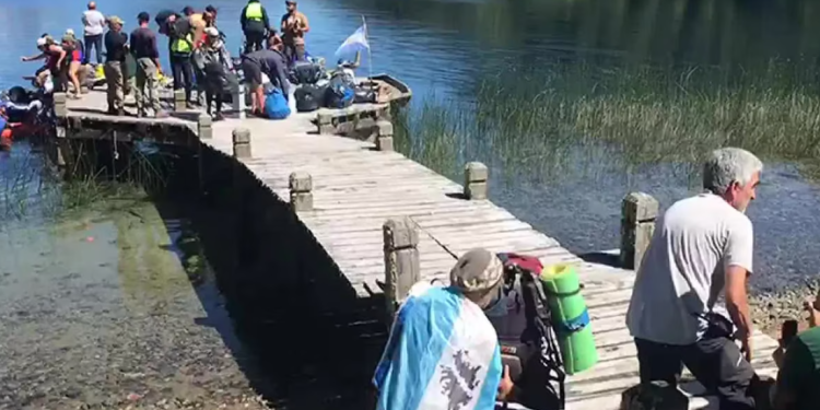 Lago escondido: los manifestantes llegaron hasta la casa de Lewis y amenazan con acampar