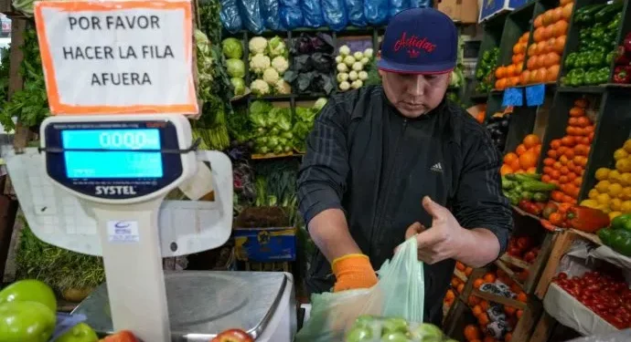 El precio de los alimentos: en febrero, los productores recibieron $1 por cada $3,10 que pagaron los consumidores