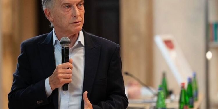 Mauricio Macri sigue levantando su perfil como si fuera un presidenciable y mete una cuña en la interna liberal