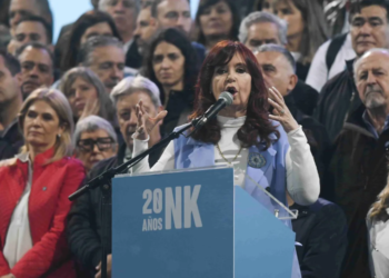Cristina Fernández en Plaza de Mayo: «Yo soy del pueblo y de ahí no me muevo, hagan lo que hagan»