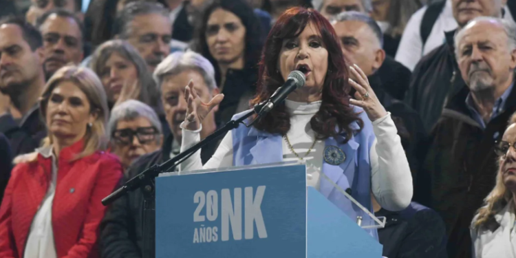 Cristina Fernández en Plaza de Mayo: «Yo soy del pueblo y de ahí no me muevo, hagan lo que hagan»