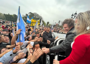 Una caravana de Javier Milei, acompañada por una multitud o solo un puñado de personas, depende de la perspectiva
