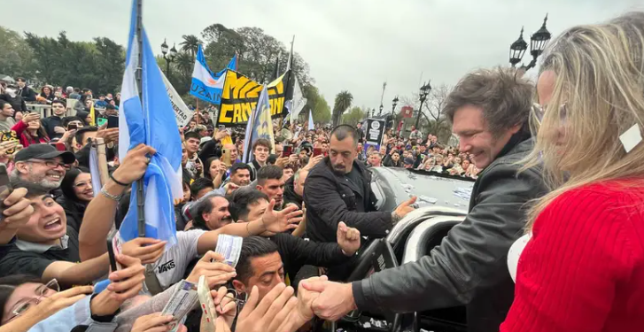 Una caravana de Javier Milei, acompañada por una multitud o solo un puñado de personas, depende de la perspectiva