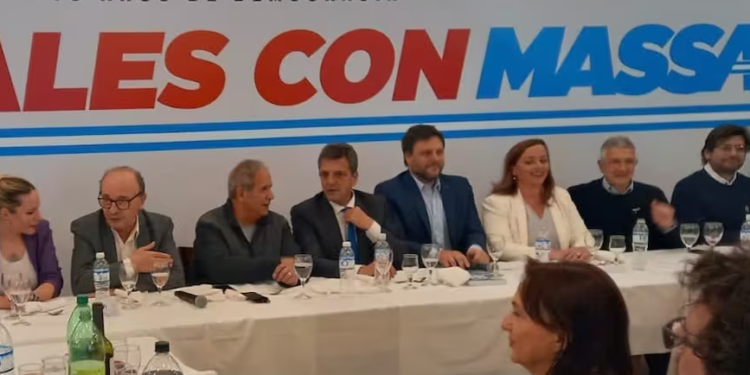 Al compás de cánticos de Alfonsín, Massa celebró con el radicalismo aliado al Gobierno