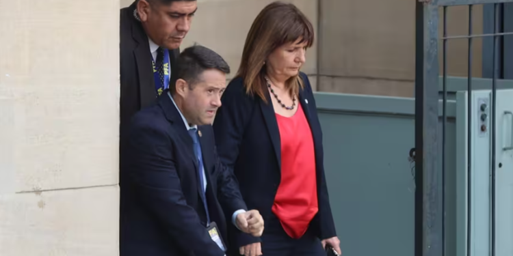 Bullrich vs. la izquierda | La ministra de Seguridad se presentó en Comodoro Py, en la causa por su protocolo antipiquetes