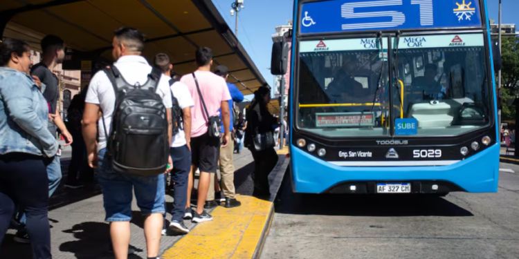 Paro de colectivos en el AMBA: el Gobierno giró fondos para el pago de sueldos y el servicio comienza a normalizarse