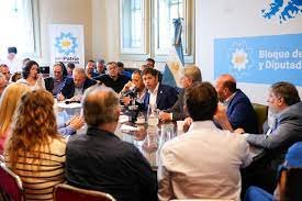 el kirchnerismo invitó a juristas y constitucionalistas para sumar rechazos al mega DNU de Milei