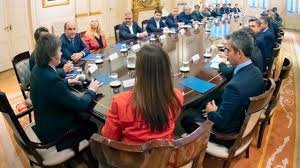 Gobernadores dialoguistas se reúnen con diputados para dar una señal de apoyo a la Ley Bases y Ganancias