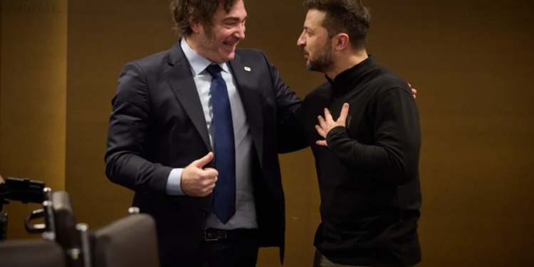 Milei se reunió con Volodímir Zelenski en la Cumbre Global por la Paz y recibió la Orden de la Libertad