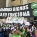 Trabajadores del Hospital de Clínicas realizan un abrazo simbólico en protesta por el atraso salarial
